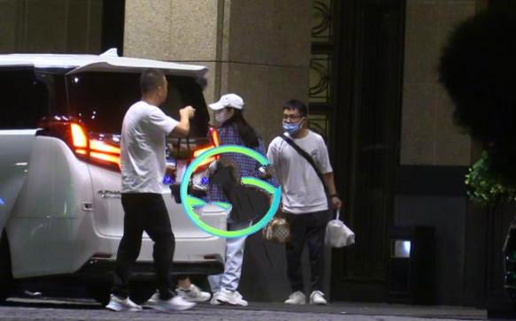 景甜父亲罕见露面，陪女儿看病烟瘾难耐，挺肚腩打扮朴素不似富豪