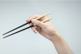 心理学：选一种你拿筷子的方式，测你以后是挣大钱还是败家？图片