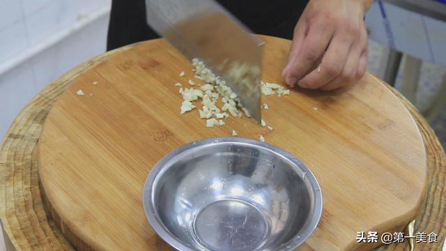 厨师长教你做“麻辣油皮”，好吃开胃下酒小菜，豆皮劲道不易碎