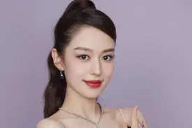吉娜终于找对风格了，舍弃大红唇太明智，选对礼服贵气感立马来了图片