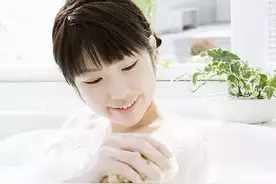 「生活百科」刚吃饱就洗澡等于慢性自杀图片