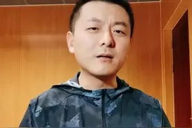 主持人王小川疑做网红，白发明显发际线后移，40岁感情生活仍成谜图片