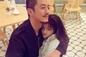 wenno：李亚鹏亲吻15岁女儿大腿惹争议：这样的父爱，不合适吧？图片