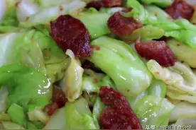 手撕包菜这样做真香，搭配腊肠一起炒，鲜香脆嫩又营养，真好吃图片