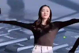 一个舞蹈复活了白狐，晓凤一夜爆红！合拍和恶搞让她“花容失色”图片