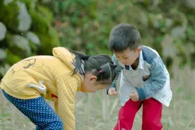 请父母教给孩子：成长不是让我们从众，而是教会我们勇敢图片