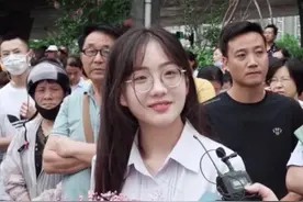 新网红一姐？高一校花给高考朋友送满天星，家长：不希望孩子像她图片