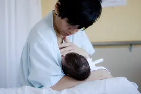 从小喝母乳和喝奶粉的孩子，五个方面差距很明显，妈妈要清楚图片