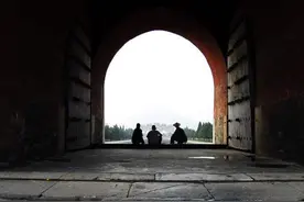 清朝灭亡108年，为何清皇陵仍有守墓人，工资谁发？说出来别不信图片
