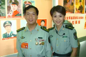 丁晓兵：全军唯一用左手敬礼的将军，割断自己伤臂，押回越军俘虏图片