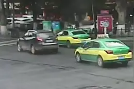 事发大庆路！女子当街抱起老人......图片