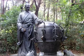 张衡“地动仪”移出教科书，中科院院士直言：房梁吊块肉都比这强图片