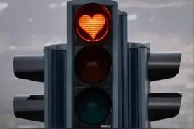 大开眼界！红绿灯都是爱你的形状图片