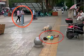 孩子索要玩具遭拒绝，当街躺地上撒泼打滚，妈妈处理方式值得借鉴图片