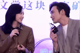 连眼神都是糖，这荧幕情侣，是真的在谈恋爱吧图片