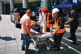 险！钢筋插入工人身体，只差1.5厘米就伤到大血管图片
