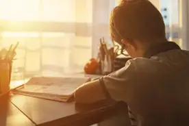 戴森推出“最贵”台灯，价格5990元，网友：149元的国货不香吗？图片