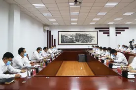 迅速传达！连夜部署！经开区掀起学习贯彻两会精神热潮！图片