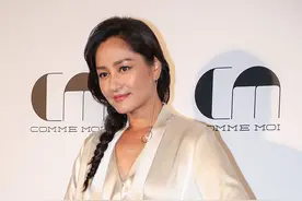 瞿颖胆子这么大，真空挑战浴袍裙穿出无痕感，3D身材曲线太撩人图片