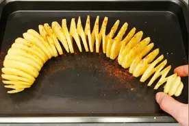 用旋转的方法切割土豆，土豆被切割成漂亮的长条状，一起来学习下