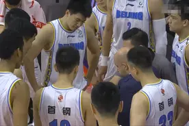 24分钟35次罚球！北京浙江惨战，刘维伟情绪激动不满吹罚领T图片