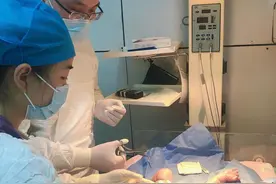 为生命"剪彩"，新手爸爸亲手剪脐带图片