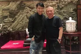60岁刘德华和48岁郭德纲合影，完全看不出谁更像大爷图片
