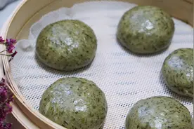 立春以后，这种野草在田间随处可见，采来做清明团子，软糯清香图片