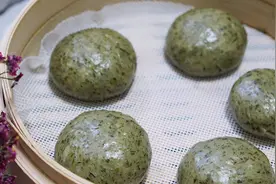 立春以后，这种野草在田间随处可见，采来做清明团子，软糯清香图片