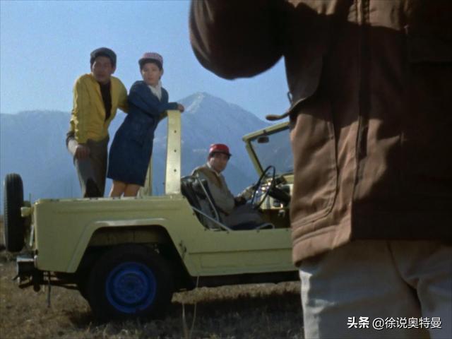 怪兽坐着坦克出现了，赛文奥特曼被怪兽碾压，怪兽：看我的厉害