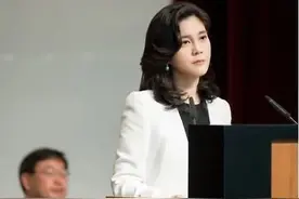 身家百亿的三星白富美李富真，51岁也能穿出优雅知性范图片
