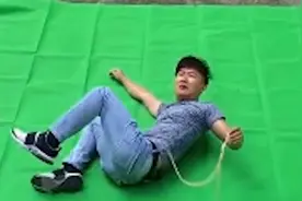 无语！原来那些跌落悬崖的戏是这样拍出来的，看的我好尴尬视频封面