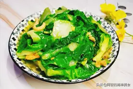 单炒快菜有点清淡，抓一把海米来炝锅，味道果然鲜得很图片