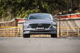 名图顶配不到17万！专为国人设计！这大后排！这高配置太香了图片