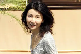 57岁张曼玉瘦了也好看，穿素衣低调玩耍，满面笑容依旧优雅从容图片