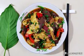 大雪后吃什么，腊肉炒鸭血，香味飘过几条街，一大锅米饭很快见底图片