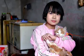 河南9岁女娃赶集卖红薯，迎面被车撞，挂着尿袋想上学，啥情况图片