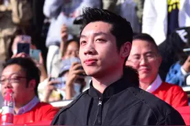 恭喜许昕！获杰出成就奖，成上海大学客座教授，运动会上全场瞩目图片