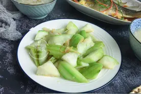 炒丝瓜，直接下锅就外行，这一最关键，丝瓜翠绿不发黑，简单好吃图片