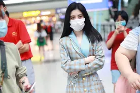 鞠婧祎长发披肩穿白靴玩下衣消失秀美腿，获粉丝接机人气旺图片