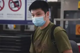 体育圈时尚标杆！樊振东现身机场行头穿搭超10万，酷爱高奢单品图片