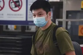 体育圈时尚标杆！樊振东现身机场行头穿搭超10万，酷爱高奢单品图片