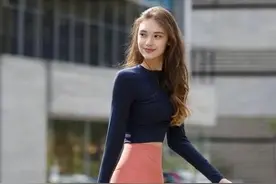 有一种时髦叫“打底裤外穿”，体现女人完美身材图片