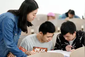 大学生开始流行“洗头式社交”，让家长很不理解，学生却很喜欢图片