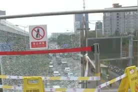 地铁站口人行天桥玻璃碎裂 近三周仍未更换图片