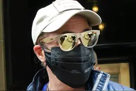 唐尼最新街拍曝光，紫色背心胸口烂两洞，钢铁侠退休后生活太节俭图片