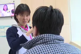 12岁少年患上拔毛癖，情绪失控疯狂扯头发，背后原因吓坏父母视频封面