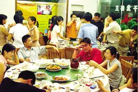 有娃后，没事别带孩子去参加同学会，场面真是“一言难尽”图片