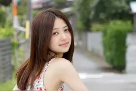 骑自行车的日本美女图片