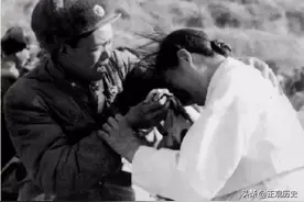 一群朝鲜妇女，用身体挡住美军炮弹，不要性命也要先救志愿军战士图片